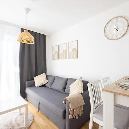 Deluxe With Garden! Free Garage Parking Included! Near Scs & Industry Center Noe