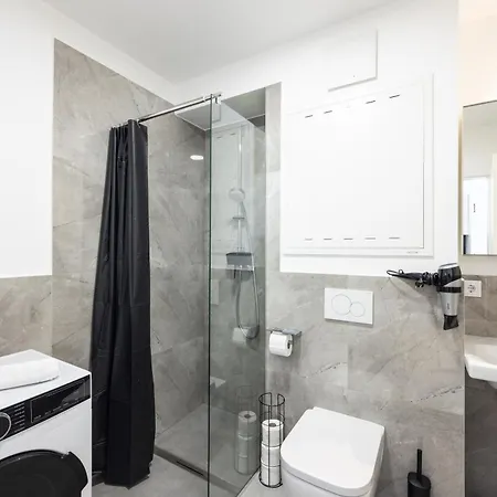 Deluxe With Garden! Free Garage Parking Included! Near Scs & Industry Center Noe