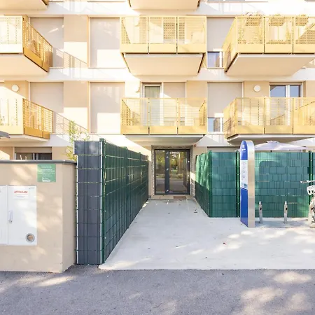 Deluxe With Garden! Free Garage Parking Included! Near Scs & Industry Center Noe *