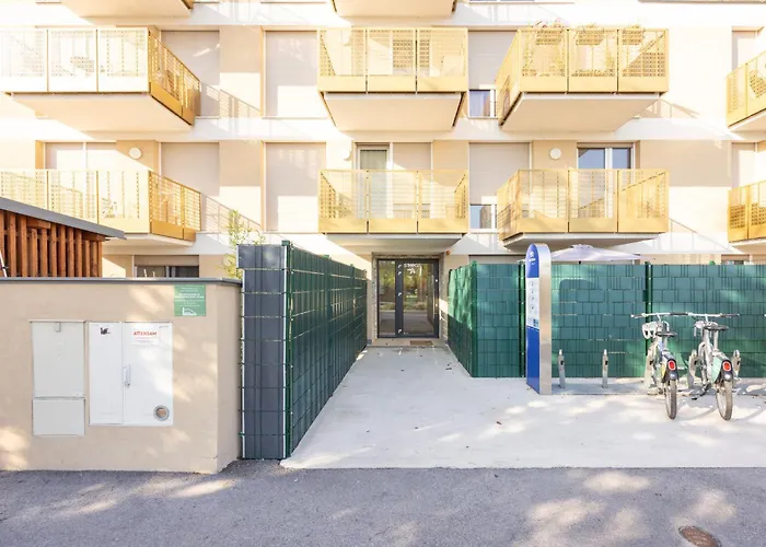 Deluxe With Garden! Free Garage Parking Included! Near Scs & Industry Center Noe *